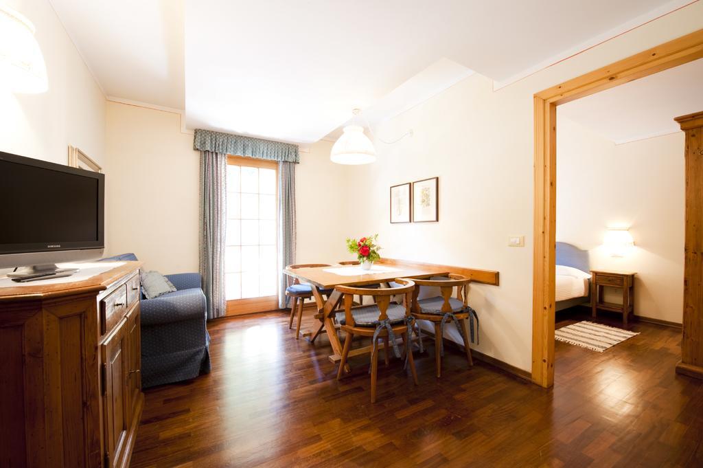 Holidays Dolomiti Apartment Resort Carisolo Ruang foto