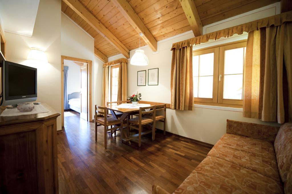 Holidays Dolomiti Apartment Resort Carisolo Ruang foto