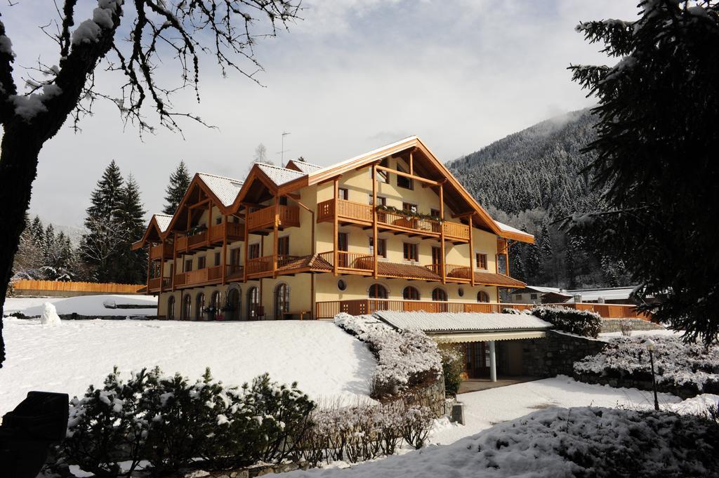 Holidays Dolomiti Apartment Resort Carisolo Bagian luar foto
